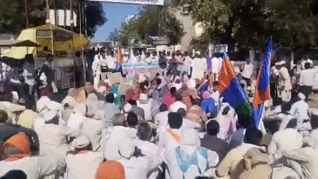 भूमिहीनांचा आक्रोश मोर्चा