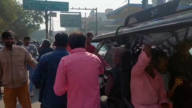 ई-रिक्शा चालकों की नाराजगी सड़क पर दिखाई दी लोगों को उठानी पड़ रही है बड़ी परेशानी