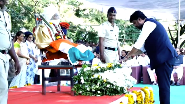 आमदार संजय बनसोडे यांनी शिवराज पाटील चाकूरकर यांना वाहिली भावपूर्ण श्रद्धांजली