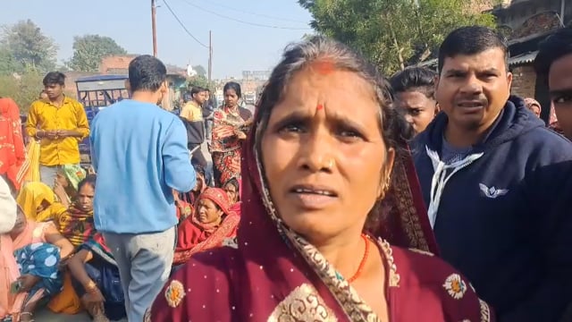 यूरिया खाद संकट से हाहाकार, नाराज किसानों ने चेतिया में किया सड़क जाम