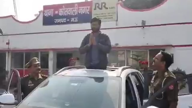 ➡️.....मऊ-
सनरूफ खोलकर वीडियो बनवाना था, सोशल मीडिया पर भौकाल काटना था…
लेकिन पुलिस ने ऐसी रील बनवा दी कि अब सनरूफ तो दूर, कार का शीशा नीचे करके चलने में भी शर्म आएगी...
वीडियो देखिए