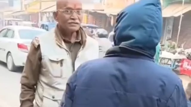 प्रतापगढ़ कोतवाली लालगंज में रिटायर्ड होने के करीब पहुंचने वाले दरोगा के बिगड़े बोल टेंपो चालक से कर रहे अभ#latest_news 