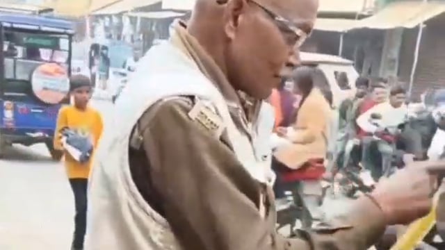 ➡️.....चल स्टार्ट कर ज्यादा गुंडा मत बन आज तुझे तेरी औकात दिखाऊंगा ...
प्रतापगढ़ में रिटायर्ड होने के करीब पहुंचने वाले दरोगा की गुंडई देखिए लालगंज कोतवाली क्षेत्र का मामला बताया जा रहा है।