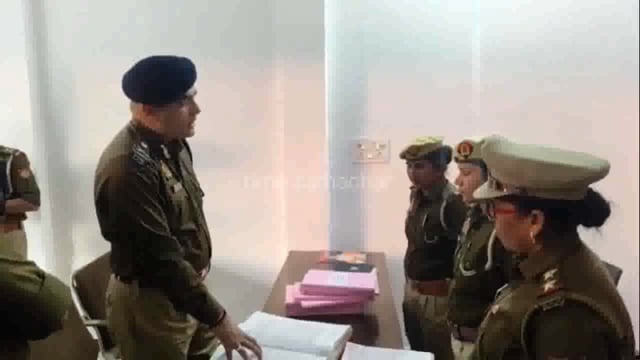 यूपी झांसी रेंज IG इस समय बहुत भड़के हुए हैं. निरीक्षण के दौरान IG साहब ने पाया 6 महीने पुराने रेप केस पर कोई कार्रवाई न