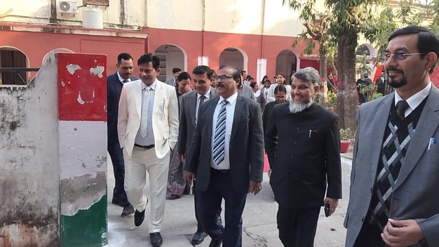 राष्ट्रीय लोक अदालत में रिकॉर्ड निस्तारण, 6.7 करोड़ से अधिक की वसूली
शनिवार को दीवानी न्यायालय परिसर में आयोजित राष्ट्रीय लोक अदालत में 1.39 लाख से अधिक वादों का निस्तारण किया गया। कार्यक्रम के मुख्य अतिथि प्रशासनिक न्यायमूर्ति उच्च न्यायालय इलाहाबाद दीपक वर्मा रहे, जबकि अध्यक्षता जनपद एवं सत्र न्यायाधीश विष्णु कुमार शर्मा ने की।