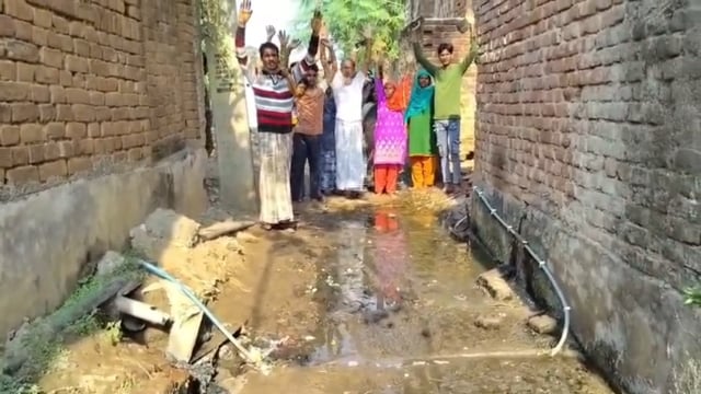 नगर पंचायत के वार्ड नंबर एक में दस वर्षों से नाले की सफाई नहीं होने रविवार को वार्ड वासियों ने जमकर किया प्रदर्शन