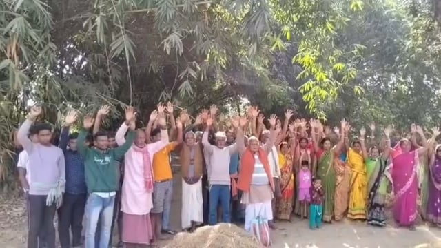 पंचायत सरकार भवन निर्माण चिन्हित जगह पर बनाने को लेकर ग्रामीणों ने किया प्रदर्शन