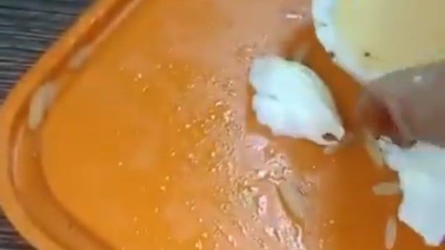 ➡️.....अंडा खाने वालों के लिए चेतावनी -
सोशल मीडिया पर वायरल एक वीडियो में नकली अंडे का दावा किया गया है, जिसमें अंडे को प्लास्टिक जैसा बताया गया है। हालांकि इसकी आधिकारिक पुष्टि नहीं हुई है, लेकिन यह मामला खाद्य पदार्थों में मिलावट और लोगों की सेहत से खिलवाड़ पर गंभीर सवाल खड़े करता है