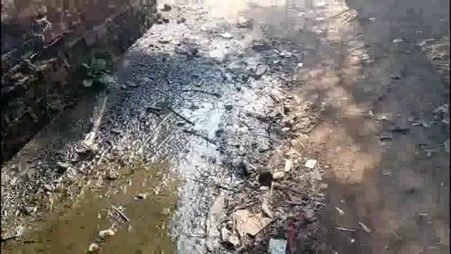 सफाई पर लाखों खर्च के बावजूद नाले के गंदे पानी में चलने को मजबूर है अमरपुर के नगर वासी।
