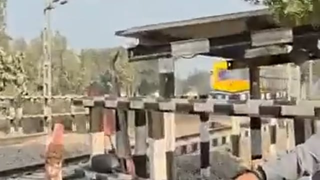 ➡️.....यूपी के सीतापुर में ट्रेन ड्राइवर इंजन को लेकर जा रहा था 
क्रॉसिंग पर हरी सब्जियों का ठेला देखा और काफिला रोक दिया,इत्मीनान से 10 मिनट सब्जी खरीदी
इस दौरान वहां क्रॉसिंग पर फंसे सैकड़ों लोग यह तमाशा देखते रहे