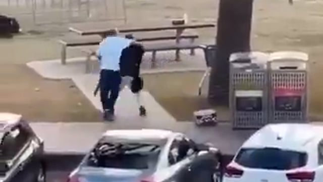 ➡️....ऑस्ट्रेलिया के सिडनी स्थित बॉन्डी बीच पर यहूदी समुदाय के हानुक्काह (Hanukkah) उत्सव के दौरान आतंकी हमला हुआ है
रिपोर्ट्स के अनुसार हमलावरों ने अंधाधुंध फायरिंग की, जिसके बाद सुरक्षाबलों की कार्रवाई में दोनों संदिग्ध आतंकी मारे गए। एक हमलावर की पहचान नवीद अकरम के रूप में बताई जा रही है।
मीडिया रिपोर्ट्स में अब तक 10 लोगों की मौत और 100 से अधिक लोगों के घायल होने की जानकारी सामने आ रही है
ऑस्ट्रेलिया के प्रधानमंत्री ने घटना को लेकर संयम बरतने की अपील करते हुए कहा है कि जांच पूरी होने तक किसी निष्कर्ष पर न पहुंचा जाए। हालात गंभीर बने हुए हैं और सुरक्षा एजेंसियां जांच में जुटी हैं।