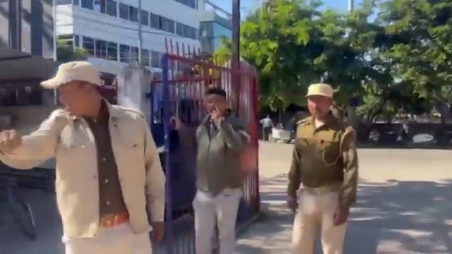 ▶️....पाकिस्तानी एजेंट के लिए काम करने वाला कुलेंद्र शर्मा गिरफ्तार...
असम पुलिस का दावा है कि...
कुलेंद्र शर्मा लंबे समय से पाकिस्तानी जासूसी एजेंसी से जुड़े लोगों के संपर्क में थे और उन्हें संवेदनशील जानकारियां उपलब्ध करा रहे थे।
IAF के रिटायर्ड ऑफिसर हैं शर्मा..