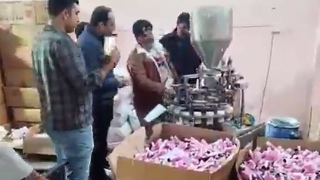 ▶️......नकली बेटनोबेट क्रीम बनाने की फैक्ट्री का भंडाफोड़ 
दिल्ली क्राइम ब्रांच ने गाजियाबाद में नकली दवाओं की एक फैक्ट्री का भंडाफोड़ किया है। इस मामले में दो आरोपियों गौरव भगत और श्रीराम उर्फ विशाल गुप्ता को गिरफ्तार किया गया है।
जांच में सामने आया है कि स्किन रोगों में इस्तेमाल होने वाली बेटनोबेट जैसी क्रीम भी नकली तरीके से तैयार की जा रही थी। कार्रवाई के दौरान करीब 2.30 करोड़ रुपये मूल्य का नकली दवा और कच्चा माल जब्त किया गया है।
आरोपियों के नेटवर्क से उत्तर भारत के कई राज्यों में इन नकली दवाओं की सप्लाई की जा रही थी। नकली क्रीम की बिक्री के मामले में  जांच की जा रही हैं कि कहाँ कहाँ सप्लाई हुई हैं,
