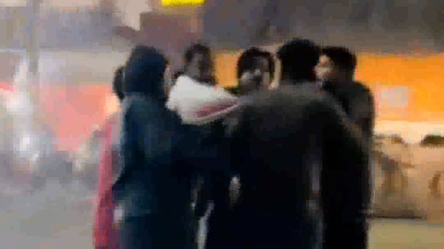 झाँसी इलाइट चौराहे पर देर रात युवकों में झगड़ा,वीडियो वायरल।