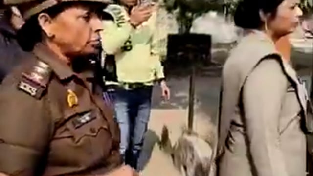 ▶️.....बहनों का सगा भाई उनका गार्जियन नही होता- ये कहना है यूपी पुलिस की इन क्रांतिकारी इंस्पेक्टर साहिबा का.....
उत्तर प्रदेश से एक हैरान करने वाला मामला सामने आया है।
भाई–बहन शीतला माता के दर्शन के लिए पहुंचे थे, लेकिन UP पुलिस की एक इंस्पेक्टर ने उन्हें कपल होने के संदेह में रोक लिया और पूछताछ की। भाई–बहन ने स्थिति स्पष्ट की और इंस्पेक्टर ने परिवार से फोन पर बात कर भी पुष्टि कर ली।
इसके बावजूद इंस्पेक्टर का कहना था कि आगे से किसी “गार्जियन” को साथ लेकर आया करिए।
यह सवाल खड़ा करता है कि जब सगा भाई साथ मौजूद है, तो क्या वह गार्जियन नहीं माना जाएगा? इस तरह की कार्रवाई संवेदनशीलता और समझ के अभाव की ओर इशारा करती है।