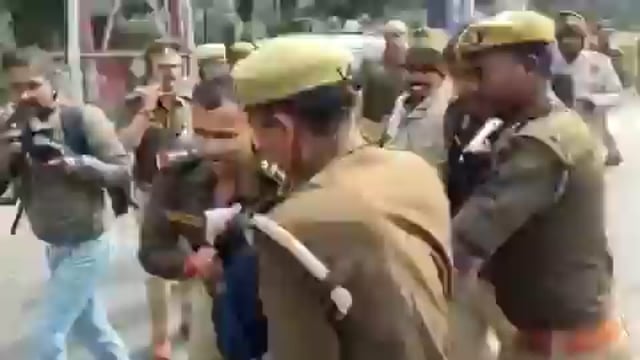 ➡️.....प्रयागराज में आज सैकड़ों छात्रों ने UPPSC कार्यालय के सामने जोरदार प्रदर्शन किया। इस दौरान प्रदर्शनकारी छात्रों और पुलिस के बीच झड़प हो गई। हालात बिगड़ने पर पुलिस ने कई छात्रों को घसीटते हुए मौके से हटाया, जिससे वहां अफरा-तफरी का माहौल बन गया।
छात्रों की मांग है कि PCS प्री 2024 और RO–ARO प्री 2023 परीक्षा की फाइनल आंसर की जारी की जाए। साथ ही परीक्षा में पास और फेल सभी अभ्यर्थियों के प्राप्तांक सार्वजनिक किए जाएं। छात्रों का कहना है कि परिणामों में पारदर्शिता न होने से उनके भविष्य पर सवाल खड़े हो रहे हैं।