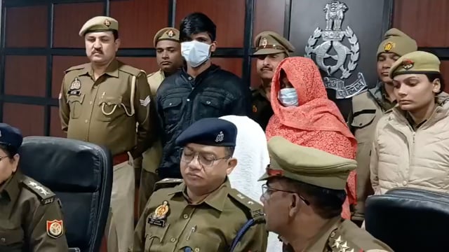 ➡️.....यूपी–
हापुड़ में एक दिसंबर को सूटकेस में महिला का कंकाल मिला था। पुलिस ने इस हत्याकांड में अंकित कुमार और पत्नी कलिस्ता उर्फ काली को गिरफ्तार किया है।
मृतका झारखंड की रहने वाली थी। काम के बहाने उसको झारखंड से दिल्ली लाया गया। अंकित ने महिला से रेप किया, उसकी वीडियो बनाई। 
महिला ने पुलिस में शिकायत की बात कही तो दंपति ने 28 अगस्त को लाठी से पीट-पीटकर उसकी हत्या कर दी। लाश सूटकेस में बंद करके फेंक दी। तीन महीने तक सूटकेस में पैक रही लाश कंकाल बन गई।