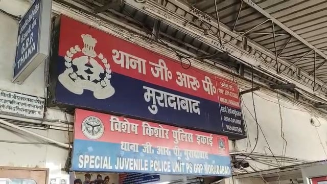 ➡️......मुरादाबाद के जीआरपी थाना के बाहर रेल कर्मचारियों का हंगामा, रेल कर्मी और उसके बेटे के साथ वकील और पुलिस कर्मियों पर मारपीट करने का आरोप, नो पार्किंग जोन में गाड़ी खड़ी करने को लेकर हुआ विवाद, थाने में मारपीट करने का आरोप, थाने के बाहर हंगामा जारी, कार्यवाही न होने पर ट्रेन रोकने की तैयारी l*