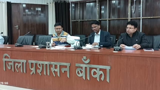 जिला पदाधिकारी ने लंबित पत्रों की समीक्षा बैठक; दिए आवश्यक दिशा निर्देश