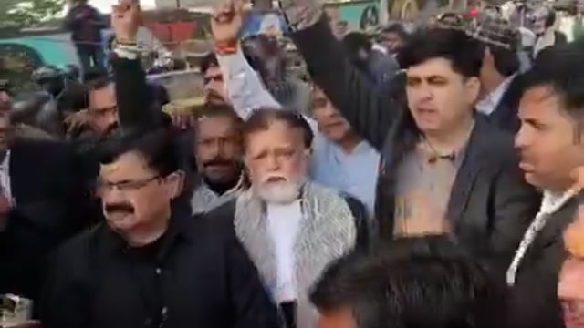 ➡️.....UP: मथुरा में वकीलों ने डीएम कार्यालय से सड़क तक प्रदर्शन करते हुए सिविल लाइन रोड को एक घंटे से जाम कर रखा है। वे अपनी माँगों को लेकर ज़ोरदार नारेबाजी कर रहे हैं।
यह प्रदर्शन शनिवार रात प्रशासन द्वारा 100 से अधिक वकीलों के चैंबरों पर चलाए गए बुलडोजर के विरोध में हो रहा है। प्रशासन का कहना है कि ये चैंबर कलेक्ट्रेट की ज़मीन पर अवैध कब्ज़ा करके बनाए गए थे।