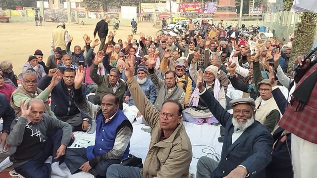 आठवें वेतन आयोग में पेंशनरों की अनदेखी के विरोध में शाहजहांपुर में सेवानिवृत्त कर्मचारियों और शिक्षकों का आक्रोश सड़कों पर फूट पड़ा। पेंशन पुनरीक्षण और अन्य पेंशनरी लाभों को टर्म्स ऑफ रेफरेंस से बाहर किए जाने को लेकर पेंशनर्स ने इसे अपने सम्मान और भविष्य पर सीधा हमला बताया। सोमवार को सेवानिवृत्त कर्मचारी एवं शिक्षक समन्वय समिति, उत्तर प्रदेश तथा अखिल भारतीय राज्य पेंशनर्स फेडरेशन के आह्वान पर खिरनीबाग मैदान में एक दिवसीय धरना-प्रदर्शन किया गया। बड़ी संख्या में सेवानिवृत्त कर्मचारी, शिक्षक और पेंशनर्स इसमें शामिल हुए।