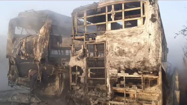 MANT- मथुरा में 7 बेस और तीन कारे टकराई,4 जिंदा जले, 150 को अस्पताल भेजा, एक्सप्रेस वे पर,कोहरे के चलते हुआ हादसा,,