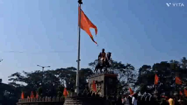 इचलकरंजी या ठिकाणी धर्मवीर छत्रपती संभाजी महाराज यांच्या पुतळ्यास पुष्पहार अर्पण करताना मुख्यमंत्री देवेंद्र फडणवीस .लोकार्पण सोहळा पार पडला.