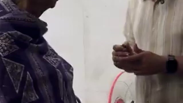 ➡️......भाग्य…. Destiny….
भारत के बेहद मशहूर क्रिकेटर रहे स्वर्गीय सलीम दुर्रानी की पत्नी रेखा श्रीवास्तव—
कभी बंगलों और महलों की मालकिन रहीं,
और फिर समय के ऐसे थपेड़े पड़े कि
ज़िंदगी दर-दर की ठोकरों तक आ पहुंची…
कहते हैं, किस्मत पल भर में तख़्त से तख़्ता कर देती है
यह कहानी भी उसी कड़वे सच की गवाही देती है