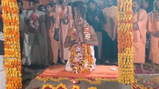 वृंदावन में एकादशी परिक्रमा पर उमड़ा आस्था का सैलाब दंडी महाराज श्री रितेश्वर जी ने किया यमुना नदी में दीपदान