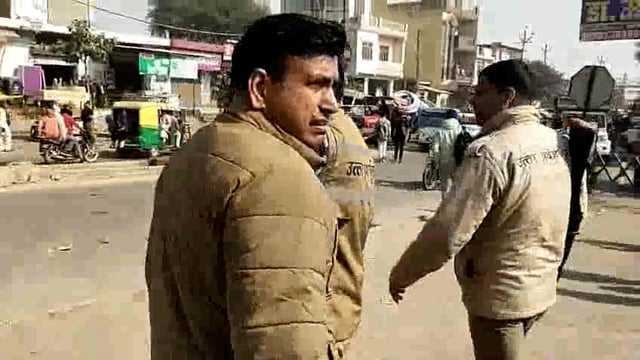 #Aligarh-खेरेश्वर चौराहे के पास ड्यूटी पर मुस्तैद दरोगा को दो काफ़िरों ने लपेट दिया साथ ही साहब के सिर में रॉड मार के घा.