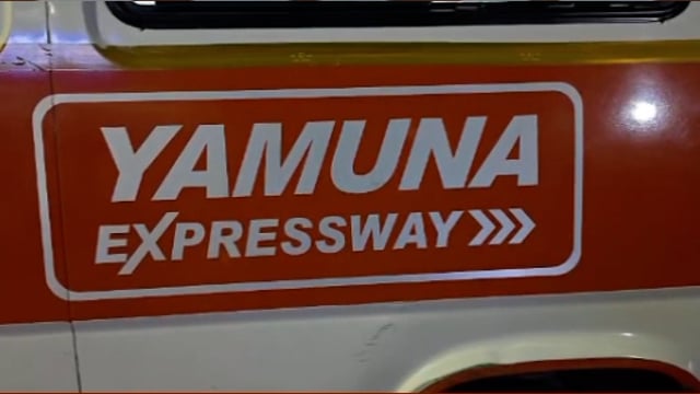 यमुना एक्सप्रेस वे पर सात बस तीन कारें टकराई 4 जिंदा जले एक्सप्रेसवे पर कोहरे के चलते हुआ हादसा