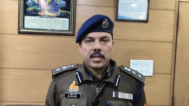 मेरठ आज दिनांक 16.12.2025 को प्रातः थाना जानी क्षेत्रान्तर्गत एक कार दुर्घटना में कार में सवार कुल 05 व्यक्तियों में से 02 व्यक्तियों की मृत्यु एवं 03 अन्य व्यक्ति घायल हो जाने के सम्बन्ध में वरिष्ठ पुलिस अधीक्षक, जनपद मेरठ की बाइट ।*