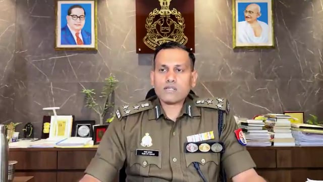 ➡️.....इकाना में 'महामुकाबले' के लिए लखनऊ तैयार: चप्पे-चप्पे पर पुलिस का पहरा, मैच देखने जाने से पहले जान लें ट्रैफिक का पूरा हाल
लखनऊ:
नवाबों के शहर लखनऊ में क्रिकेट का खुमार सिर चढ़कर बोल रहा है। भारत रत्न श्री अटल बिहारी वाजपेयी इकाना क्रिकेट स्टेडियम में भारत और दक्षिण अफ्रीका के बीच होने वाले रोमांचक मुकाबले के लिए प्रशासन ने कमर कस ली है। 
मैच को लेकर न केवल फैंस में उत्साह है, बल्कि लखनऊ कमिश्नरेट पुलिस ने भी सुरक्षा और ट्रैफिक व्यवस्था का 'अभेद किला' तैयार कर लिया है।
सुरक्षा ऐसी कि परिंदा भी पर न मार सके
मैच के मद्देनजर इकाना स्टेडियम और उसके आसपास के इलाके को छावनी में तब्दील कर दिया गया है। सुरक्षा की जिम्मेदारी संभालते हुए लखनऊ पुलिस ने निम्नलिखित इंतजाम किए हैं:
 * भारी पुलिस बल: स्टेडियम के भीतर और बाहर हजारों की संख्या में पुलिसकर्मी, पीएसी (PAC) और रैपिड एक्शन फोर्स के