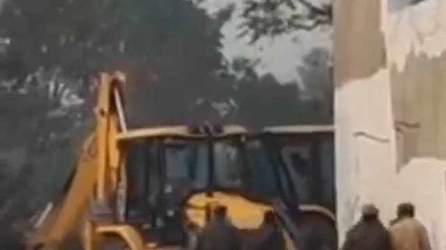 ➡️......बाराबंकी में घर या प्लाट लेने से पहले पूरी जानकारी ले, शहर के आसपास हो रहे  नियंत्रित विकास जोकि भविष्य में एक बड़ी समस्या बनता है को रोकने के लिए मुख्यमंत्री @myogiadityanath के निर्देशन पर जिला प्रशासन अवैध प्लाटिंग व बिना नक्शा पास कराए बनाए गए घरों पर विनियमित क्षेत्र में कार्रवाई कर रहा है इसी क्रम में आज सफेदाबाद में यश बिल्डर के द्वारा बनाए गए रो हाउसेस और प्लाटिंग पर बुलडोजर चला, वहीं बड़ेल के आउटर इलाको में ऋतुराज सिंह द्वारा की गई शिवरत बिल्डर्स द्वारा की गई प्लाटिंग पर SDM व राजस्व टीम ने चलाया बुलडोजर, भविष्य में और भी कई बड़े अनियंत्रित तरीके से बनाए गए घरों और प्लाटिंग पर कार्रवाई की जाएगी।  #Barabanki