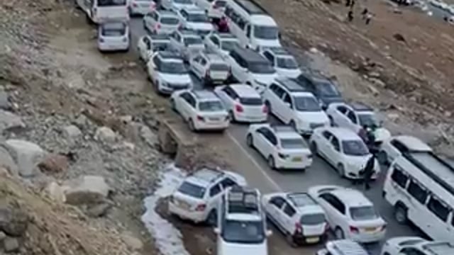 ➡️.....हिमाचल प्रदेशरोहतांग पास पर भीषण जाम की तस्वीरें सामने आई हैं, जहां अचानक बड़ी संख्या में पर्यटकों की आमद ने सबको हैरान कर दिया है।
न्यू ईयर और छुट्टियों से पहले ही इतना भारी ट्रैफिक सामान्य नहीं माना जा रहा।
बताया जा रहा है कि जाम में फंसी करीब 90 प्रतिशत गाड़ियां दिल्ली की हैं और प्रदूषण से बचने के लिए लोग पहाड़ों की ओर रुख कर रहे हैं।
मनाली में हालिया आपदा के बाद मायूस व्यापारियों के लिए पर्यटकों की यह भीड़ राहत की उम्मीद बनकर सामने आई है।