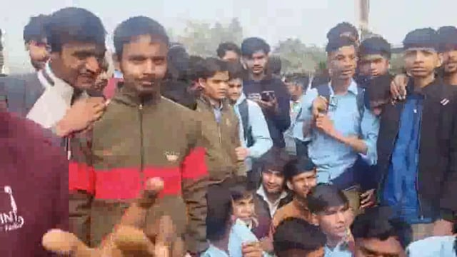 अवैध फीस वसूली को लेकर ,स्कूल के खिलाफ छात्रों का फूटा गुस्सा