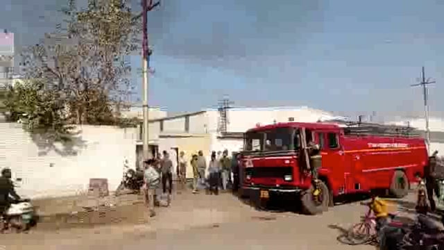 झांसी में आग का कहर रानी महल स्थित गुसाई पुरा में रजाई की दुकान में लगी आग शॉर्ट सर्किट से लाखों का माल जलकर खाक