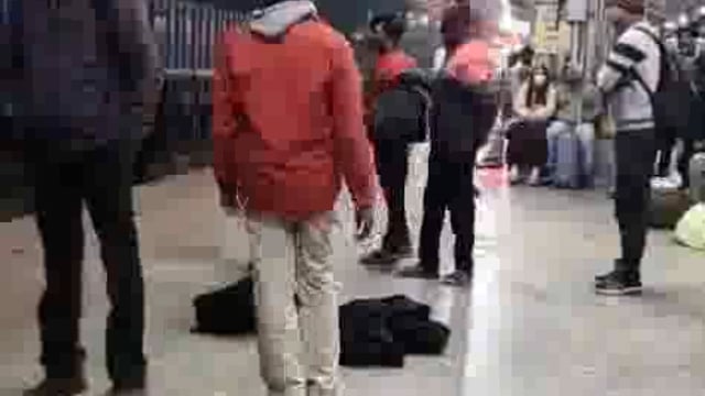 झांसी स्टेशन के प्लेटफार्म पर दनादन तमाचों की बौछार मौके पर रेलवे पुलिस नदारत वीडियो वायरल