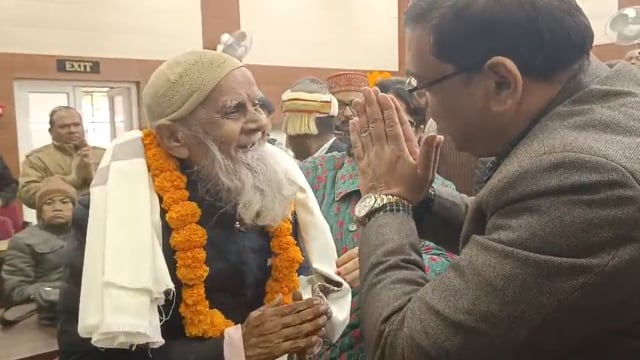 पेंशनर्स दिवस के अवसर पर जिला पंचायत सभागार में आयोजित कार्यक्रम में जनपद के वरिष्ठ पेंशनर को शाल देकर सम्मानित करती हुई