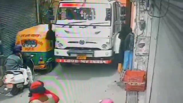 ➡️......ट्रक का टायर फटा और स्कूल जा रही बच्ची गंभीर घायल हो गई
हादसा दिल्ली के महरौली का है
बच्ची गंभीर हालत में अस्पताल में भर्ती है