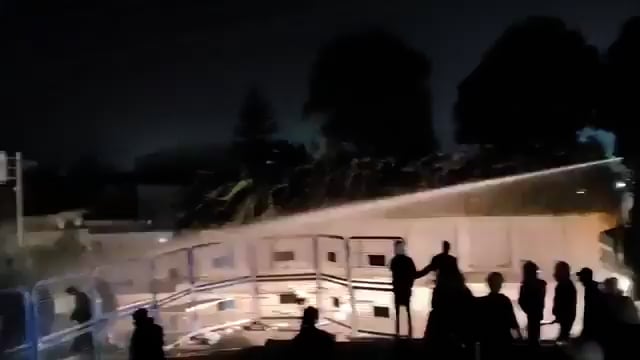 ➡️.....इमरान ख़ान से मिलने की उम्मीद में अडियाला जेल के बाहर खड़े उनके समर्थकों पर वॉटर कैनन