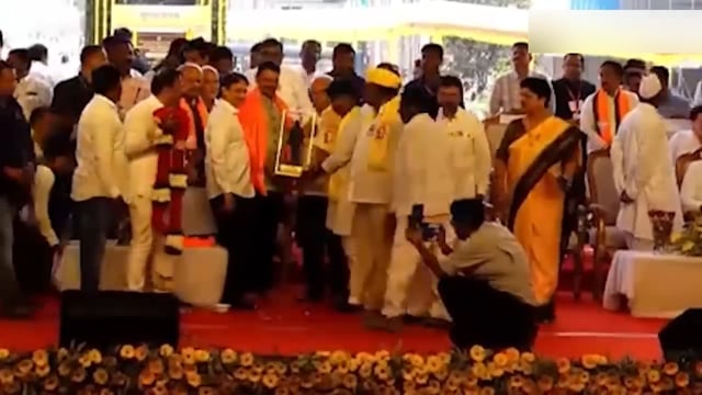 वायरल विडीओ
फूले बाजूला सारताना