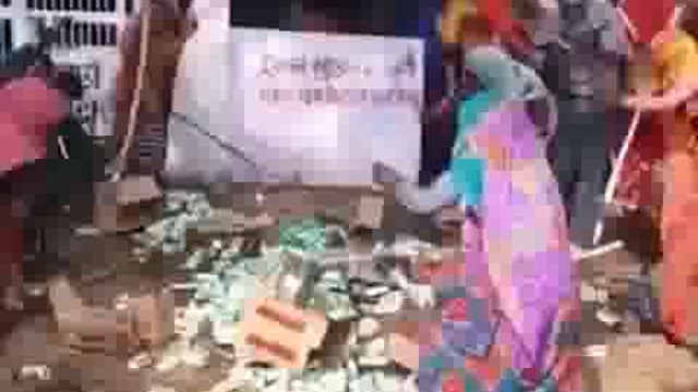 आगरा जिले के महुआ गांव का मामला है शराबी पतियों से परेशान पत्नियों ने शराब की दुकान में जाकर शराब की बोतल तोड़कर हंगामा 