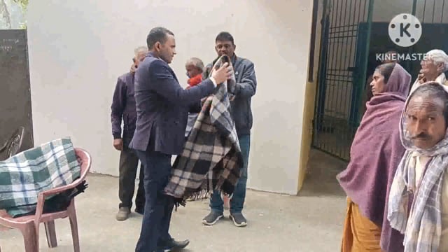 मुखिया एवं अंचलाधिकारी ने संयुक्त रूप से गरीब, असहाय, दिव्यांग एवं जरूरतमंद लोगों के बीच बांटे कंबल