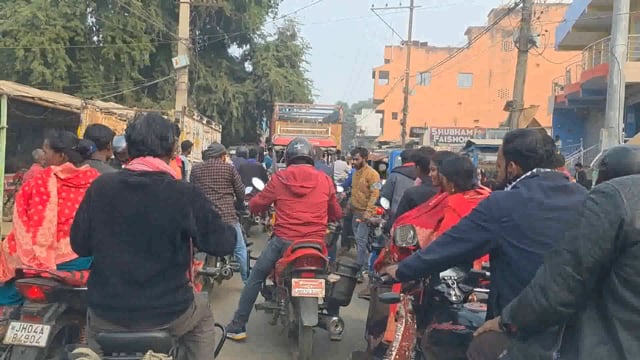 BANKA NEWS: हाट के दिन डेम रोड बना जाम का केंद्र, घंटों फंसे रहे राहगीर और मरीज।