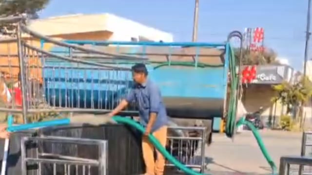 उदगीर शहरातील महापुरुषांच्या पुतळ्याची नगरपालिका प्रशासनाकडून स्वच्छता