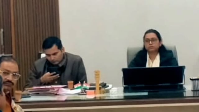 MANT- घने कोहरे को लेकर प्रशासन सतर्क, मांट में अधिकारियों के साथ की बैठक- एस,डी,एम,मांट,,