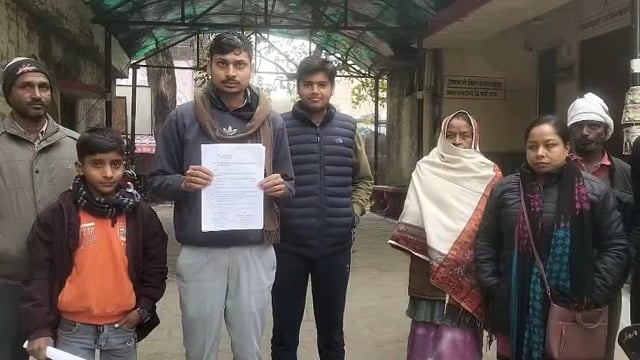 अमेठी तहसील के सरैया दुबान गांव में चकमार्गपरसेअतिक्मण हटाने की मांग गुलशन सिंह के नेतृत्व में ग्रामीणो ने किया प्रदर्शन