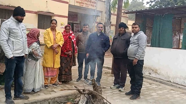 समाजसेवी गुन्जन सिंह ने सीएचसी अधिक्षक डाक्टर सौरभ सिंह की उपस्थिति में जलाया अलाव बस रेल स्टेशन पर भी जलवा रहीं अलाव