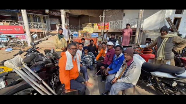 MANT- पोतरा कुंड पर विकलांग ई- रिक्शा चालकों का धरना, योगी सरकार से राहत की मांग,,